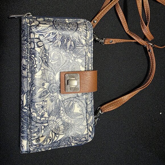 Saksroots wristlet with crossbody strap EUC - Picture 1 of 4